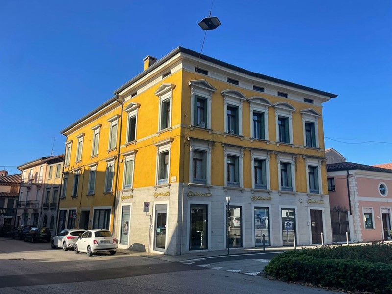 Ufficio in Vendita a Bassano del Grappa, 500'000€, 300 m²