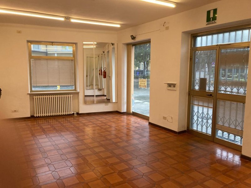 Attività commerciale in Affitto a Medesano, zona Sant'andrea Bagni, 500€, 84 m²