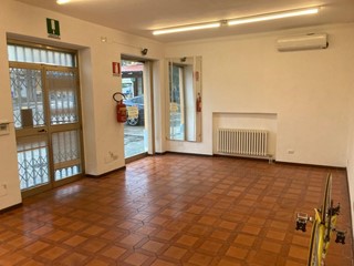 Attività commerciale in Affitto a Medesano, zona Sant'andrea Bagni, 500€, 84 m²
