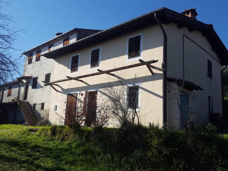 Casa di corte in Vendita a Capannori, zona San Gennaro, 430'000€, 370 m²