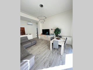 Appartamento in Vendita a Carrara, zona Marina Di Carrara, 300'000€, 105 m²