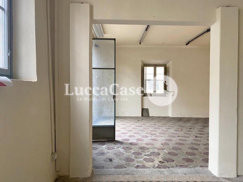 Immobile commerciale in Affitto a Lucca, 2'000€, 100 m²