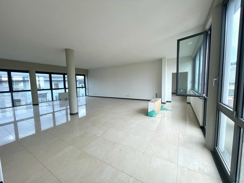Ufficio in Affitto a Lucca, 3'300€, 300 m²