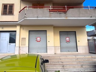 Negozio in Affitto a Nocera Superiore, 1'000€, 115 m²