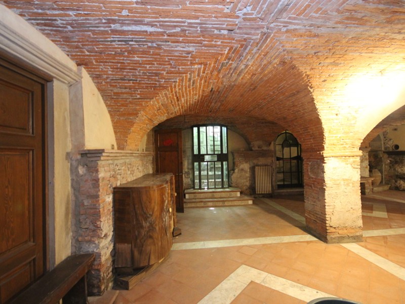 Immobile commerciale in Vendita a Lucca, zona Centro storico, 1'100'000€, 570 m², con Box