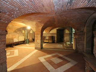 Immobile commerciale in Vendita a Lucca, zona Centro storico, 1'100'000€, 570 m², con Box