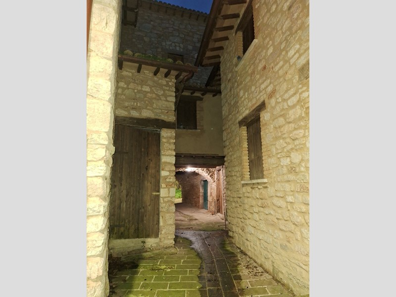 Casa Semi Indipendente in Vendita a Visso, zona Frazione Rasenna, 25'000€, 150 m²