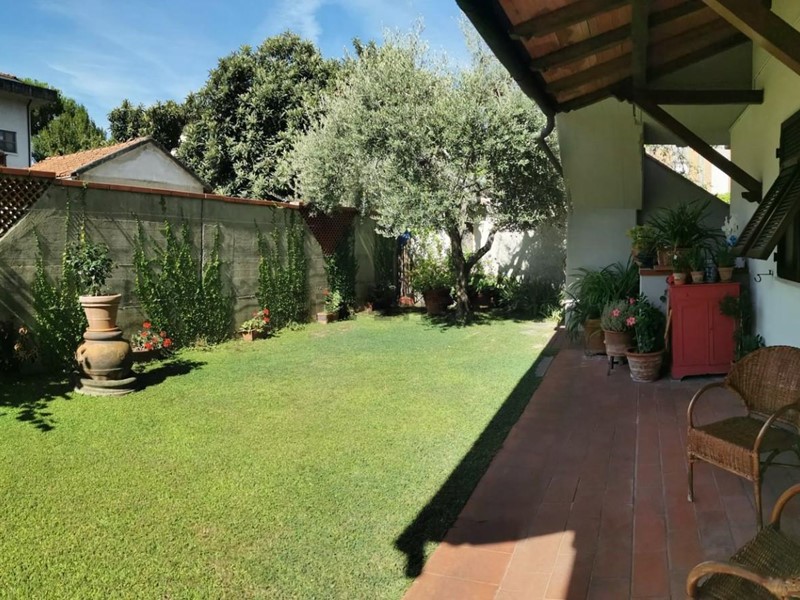 Casa Semi Indipendente in Vendita a Carrara, zona Marina di Carrara, 470'000€, 165 m², con Box