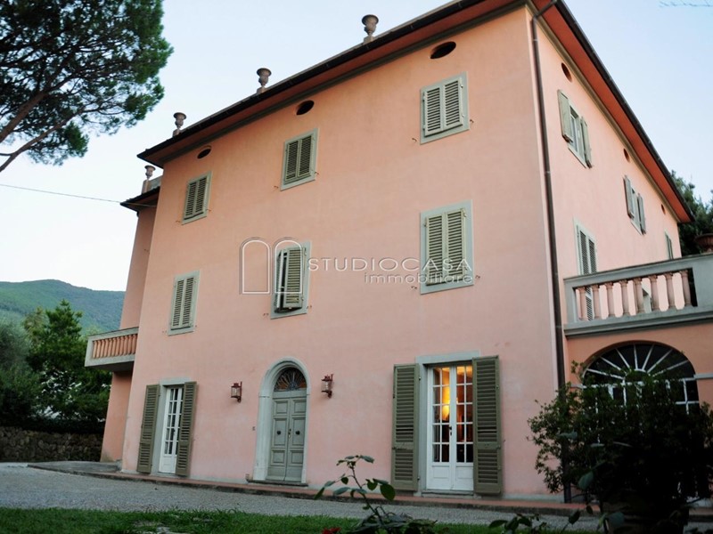 Villa in Vendita a Calci, zona Rezzano, 1'490'000€, 600 m², arredato, con Box