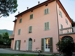 Villa in Vendita a Calci, zona Rezzano, 1'490'000€, 600 m², arredato, con Box