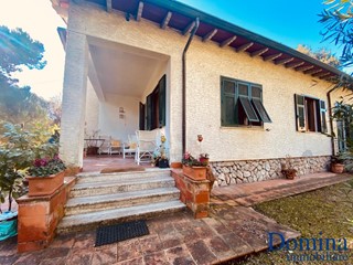 Casa Indipendente in Vendita a Massa, zona Marina di Massa, 490'000€, 140 m²