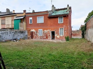 Casa Indipendente in Vendita a Pieve Porto Morone, 56'000€, 128 m²