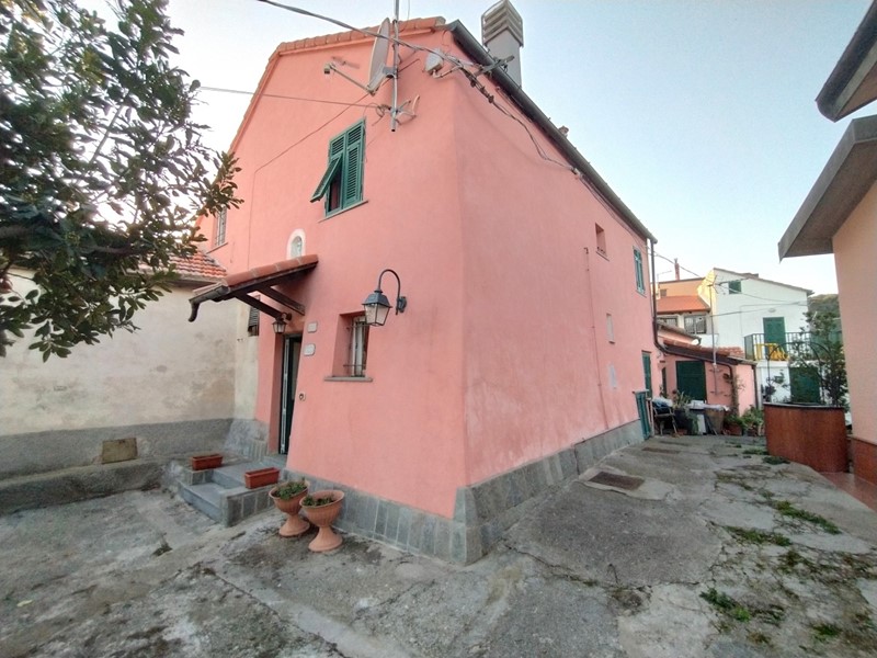 Casa Semi Indipendente in Vendita a Savona, zona LEGINO ALTA, 315'000€, 120 m², arredato