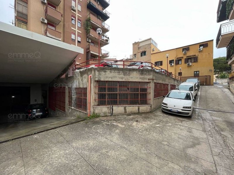 Immobile commerciale in Affitto a Palermo, 1'100€, 348 m²