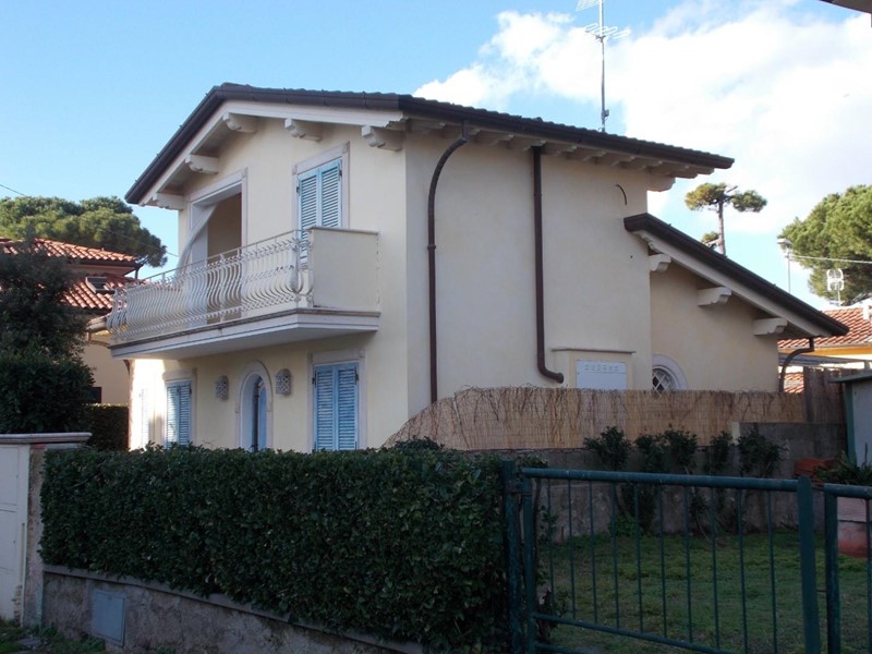 Villa in Vendita a Pietrasanta, zona Marina di Pietrasanta, 1'100'000€, 140 m², arredato