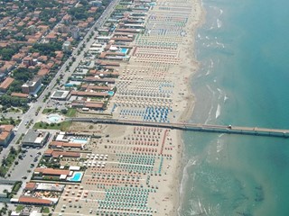 Appartamento in Vendita a Pietrasanta, zona Marina di Pietrasanta, 750'000€, 80 m²