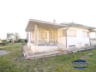 Villa in Vendita a Colle di Val D'Elsa, 300'000&euro;, 246 m², con Box