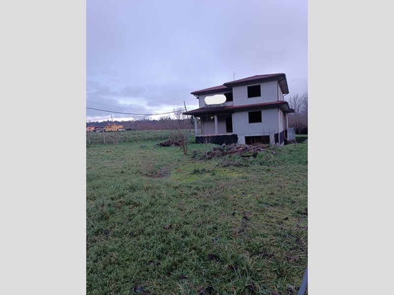 Villa in Vendita a Barga, zona Castelvecchio Pascoli, 160'000&euro;, 350 m², con Box