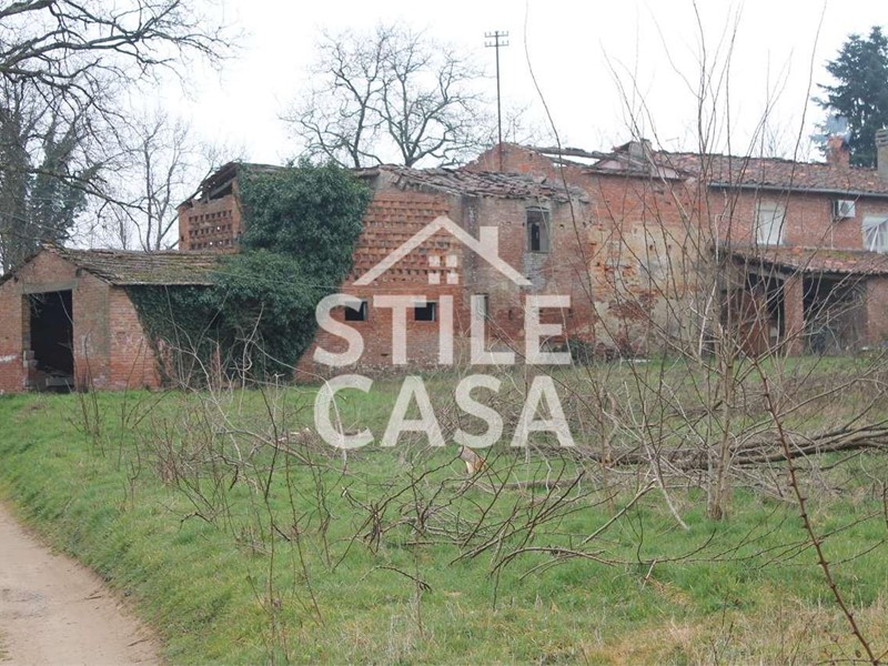 Casale in Vendita a Castelfranco di Sotto, zona Orentano, 65'000€, 240 m²