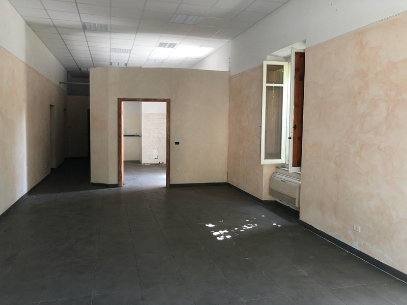 Magazzino in Affitto a Massa, 900€, 140 m²