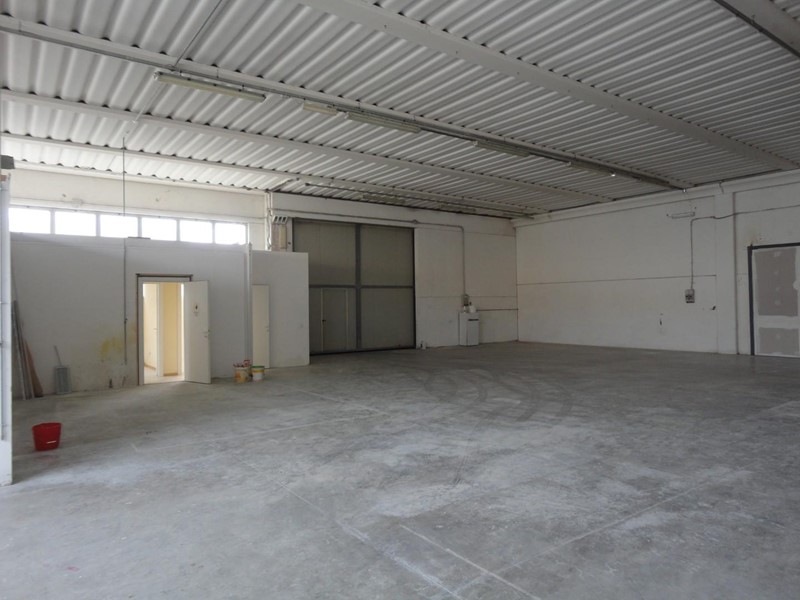 Capannone in Vendita a Ponsacco, 260'000€, 375 m²