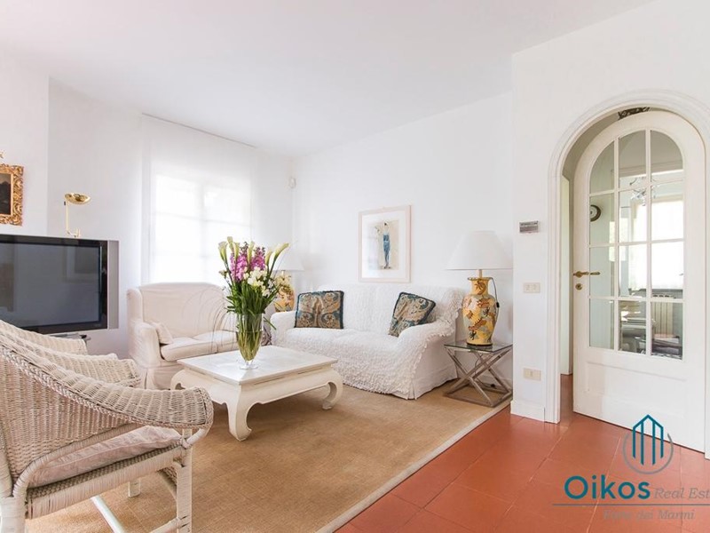 Villa bifamiliare in Affitto a Forte dei Marmi, 210 m², arredato