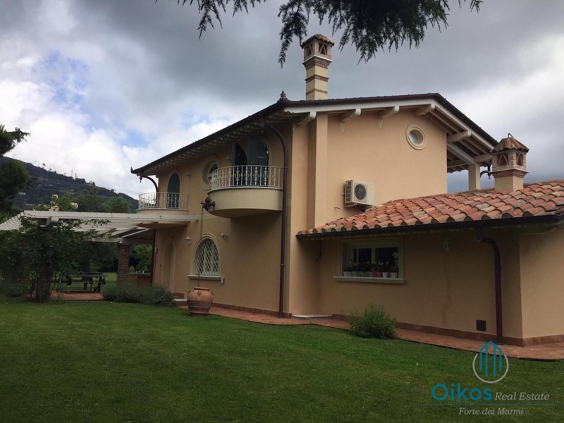 Villa in Affitto a Pietrasanta, 1100 m², arredato