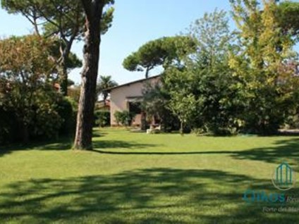 Villa in Affitto a Forte dei Marmi, 380 m², arredato