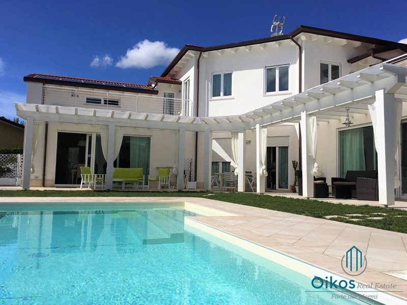 Villa bifamiliare in Affitto a Forte dei Marmi, 320 m², arredato