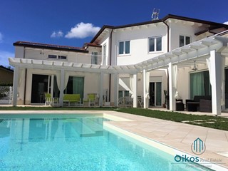Villa bifamiliare in Affitto a Forte dei Marmi, 320 m², arredato
