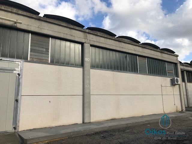 Capannone in Vendita a Massarosa, 420'000€, 480 m²