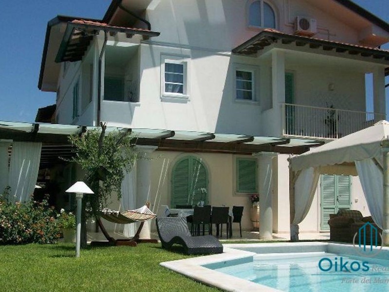Villa bifamiliare in Affitto a Forte dei Marmi, 50'000€, 237 m², arredato