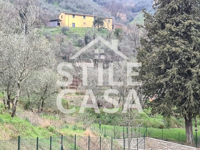 Casale in Vendita a Pescia, zona Pietrabuona, 500'000€, 240 m²