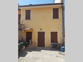 Appartamento in Vendita a Marmirolo, zona Pozzolo, 80'000&euro;, 90 m², con Box