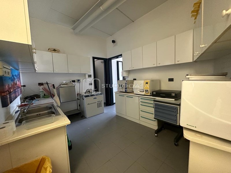 Negozio in Affitto a San Giuliano Terme, zona La Fontina, 1'600€, 150 m²