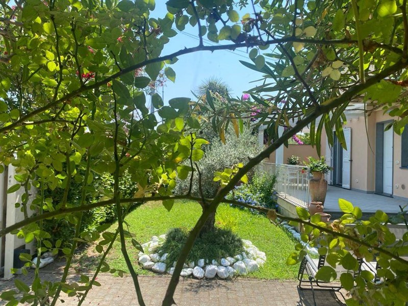 Trilocale in Vendita a Montignoso, 460'000€, 100 m², arredato, con Box