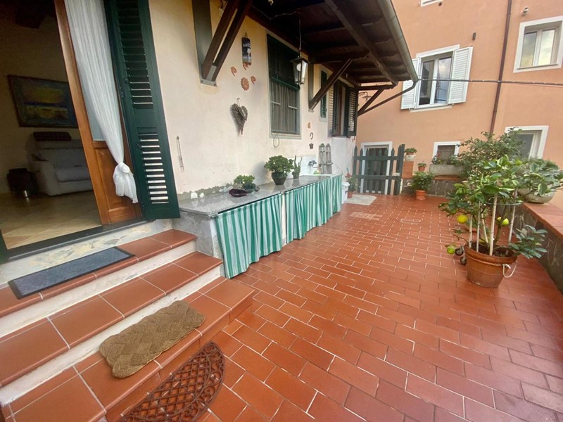 Casa Indipendente in Vendita a Lucca, zona Nozzano, 160'000€, 90 m²