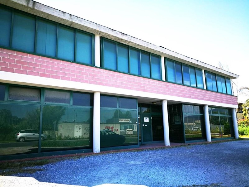 Capannone in Vendita a Lucca, zona Monte San Quirico, 650'000€, 1190 m²