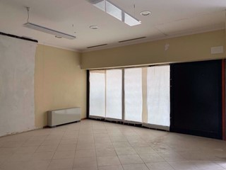 Negozio in Affitto a Arezzo, 1'300€, 197 m²