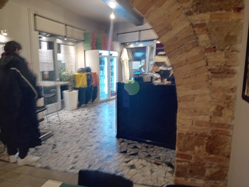 Attività commerciale in Affitto a Livorno, zona Garibaldi, 1'500€, 100 m²