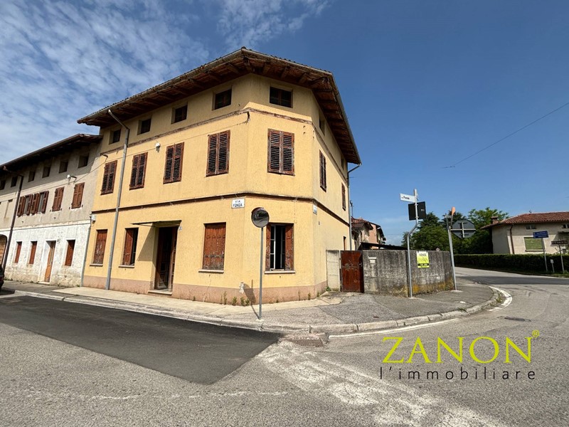 Casa Semi Indipendente in Vendita a Gorizia, zona Lucinico, 88'000€, 302 m²