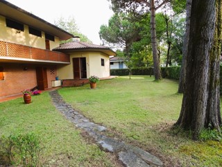 Villa in Vendita a Massa, zona Poveromo, 850'000€, 210 m²