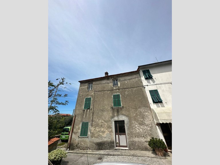 Casa Semi Indipendente in Vendita a Montignoso, zona Cervaiolo, 150'000&euro;, 163 m²