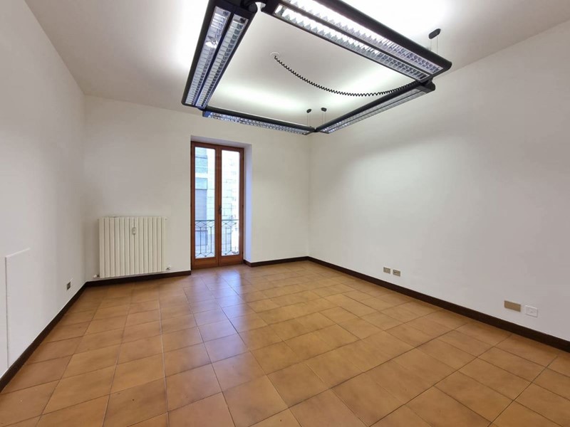 Ufficio in Affitto a Lecco, 1'250€, 100 m²