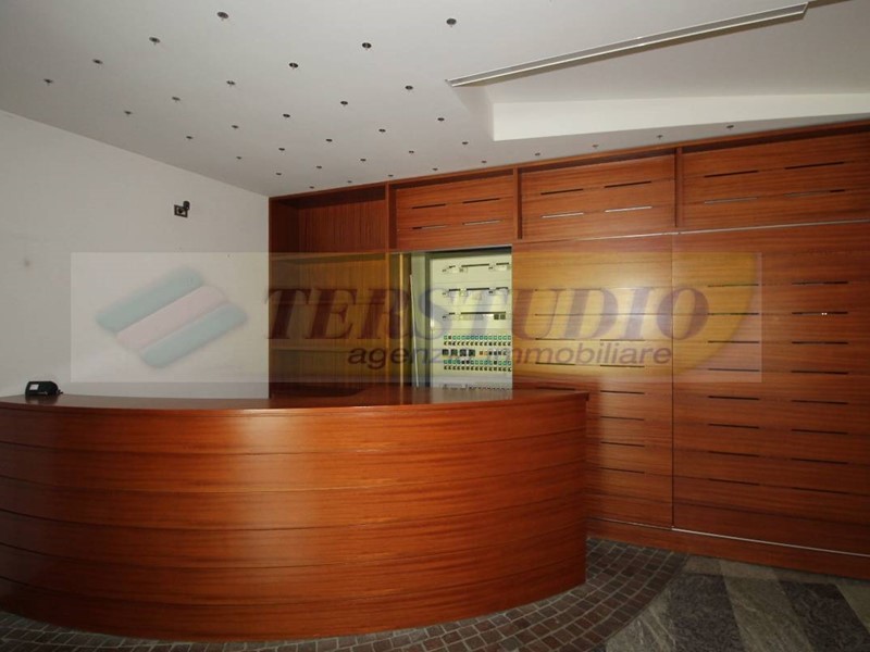 Immobile commerciale in Vendita a Lecco, 650'000€, 1214 m², arredato