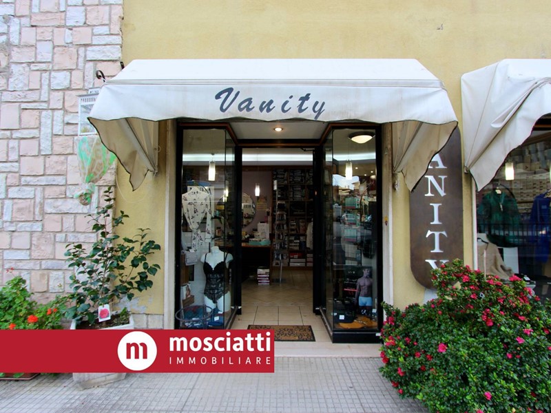 Immobile commerciale in Vendita a Matelica, 68'000€, 66 m²