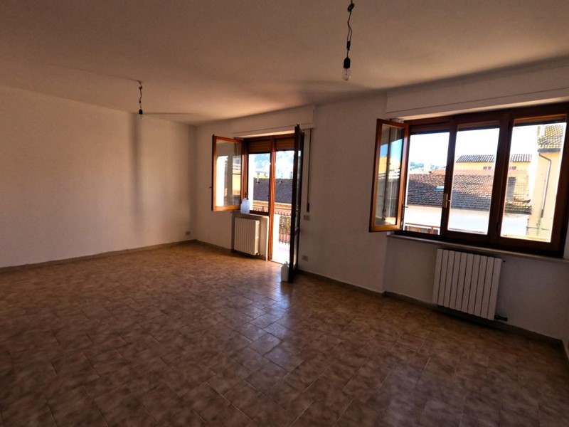 Casa Semi Indipendente in Vendita a Poggibonsi, 400'000€, 360 m², arredato, con Box