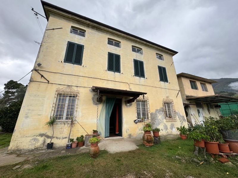 Casale in Vendita a Camaiore, 1'000'000&euro;, 400 m²