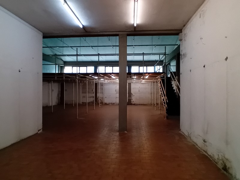 Capannone in Vendita a Rufina, 270'000€, 427 m²