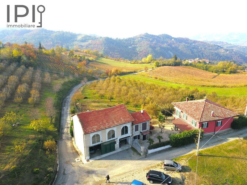 Villa in Vendita a Acqui Terme, zona Ovrano, 530'000€, 300 m²